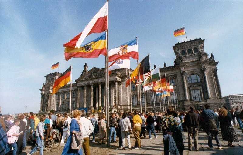 German Unity Day celebrations outside the Reichstad, Berlin, 3 October 1990. (Photo: Thomas Uhlemann / German Federal Archives) Bundesarchiv, Bild 183-1990-1003-417 / CC-BY-SA 3.0